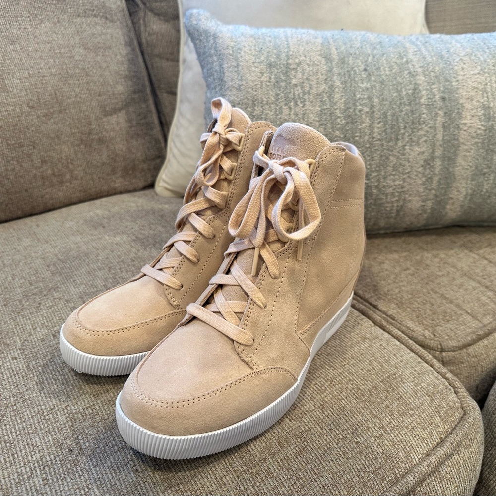 NWOT women’s tan suede SOREL lace up booties, size 9.